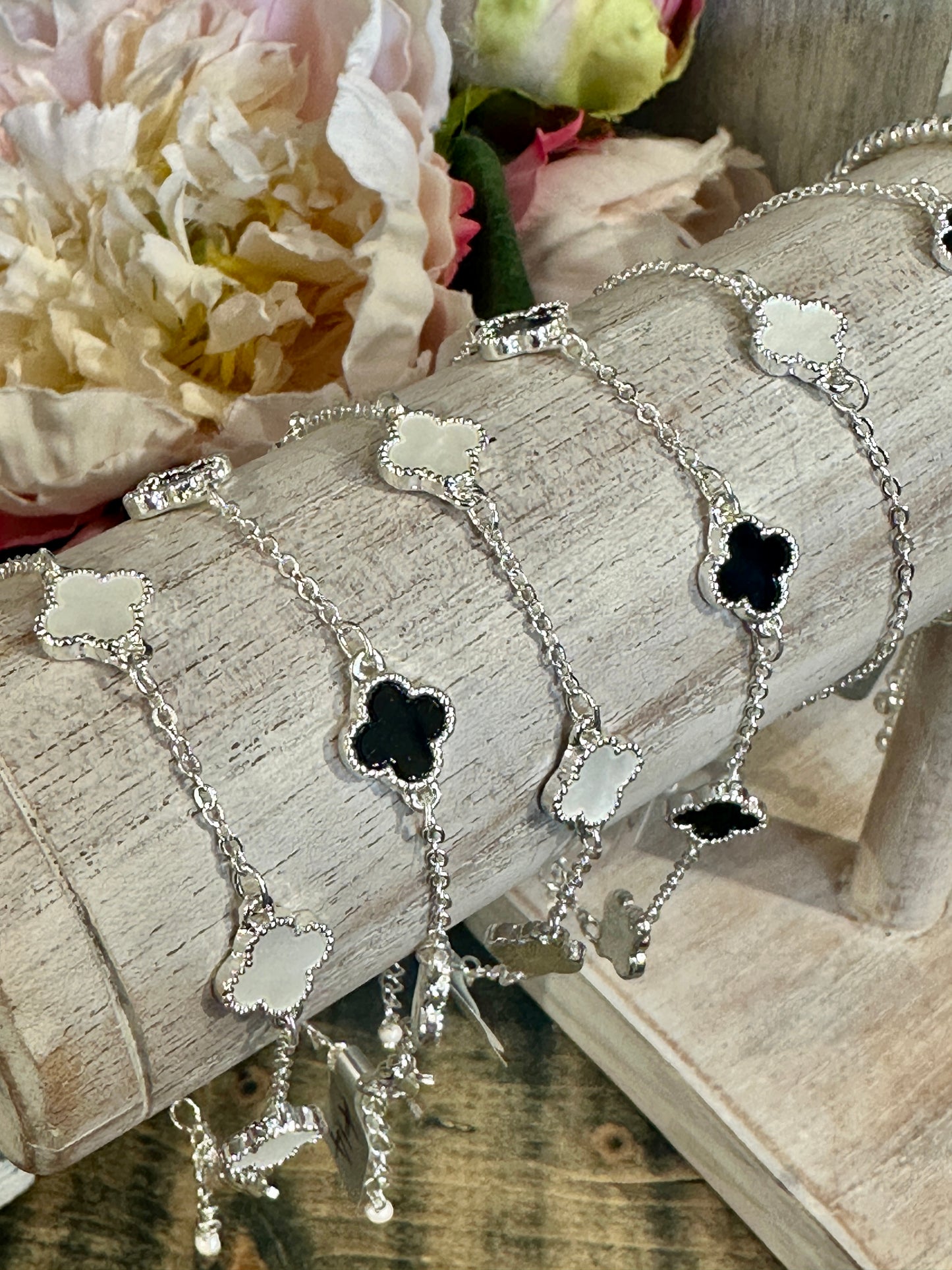 Five Clover Pendant Bracelet, Black/Silver